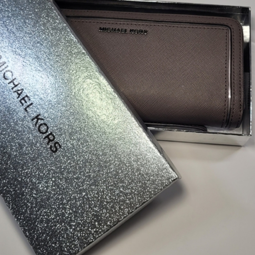 NWT Michael Kors Leather Travel Continental Wallet Wristlet in Taupe - Picture 3 of 10